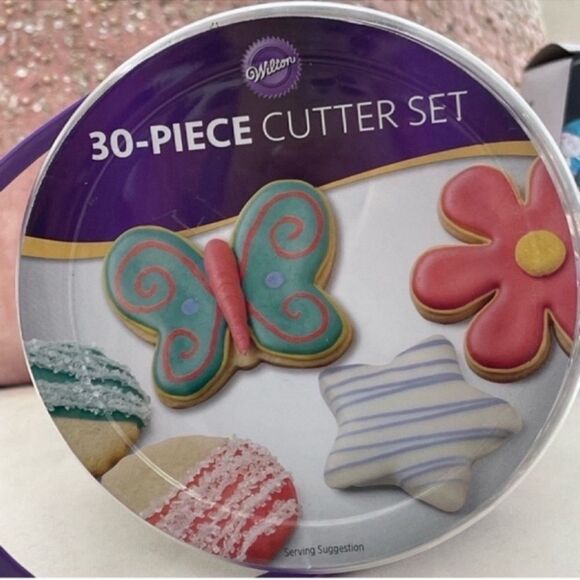 NWT Wilton 30-Piece Cookie Cutter Set Home Baking Tool Handle Container - Picture 4 of 6